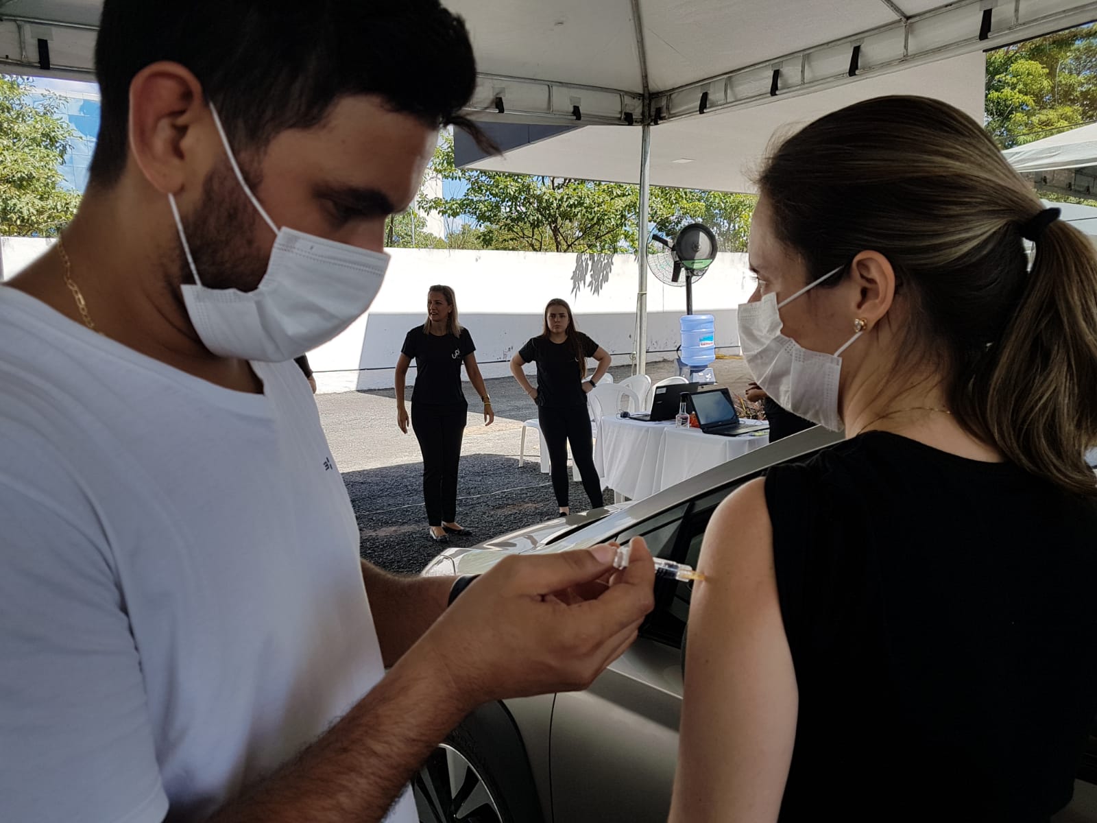 Vacina contra a gripe é aplicada em sistema drive-thru