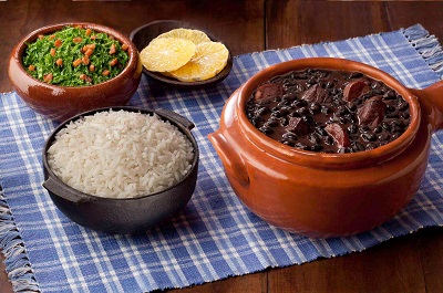 Estão à venda convites para feijoada beneficente
