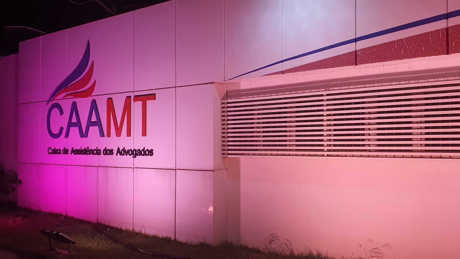 CAA/MT fica iluminada para alertar sobre prevenção ao câncer de mama